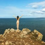 Showing your butt in beautiful landscapes is the new trend
